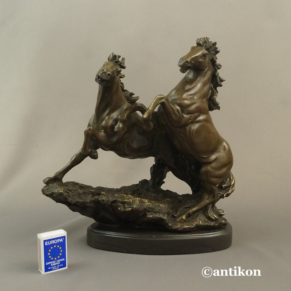 Dzikie konie rzeźba z brązu duża na prezent  Dzikie konie rzeźba z brązu duża na prezent