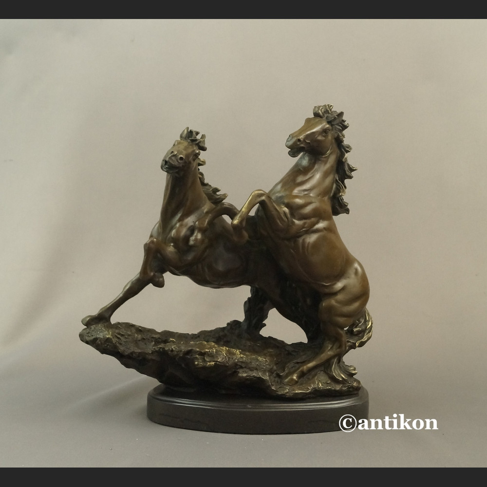 Dzikie konie rzeźba z brązu duża na prezent  Dzikie konie rzeźba z brązu duża na prezent