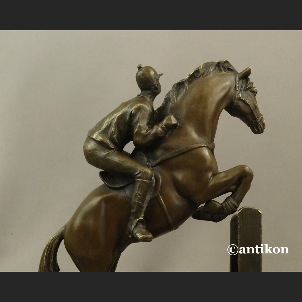 Dżokej na koniu rzeźba na prezent skoki końskie Dżokej na koniu rzeźba na prezent skoki końskie