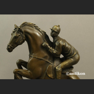 Dżokej na koniu rzeźba na prezent skoki końskie Dżokej na koniu rzeźba na prezent skoki końskie