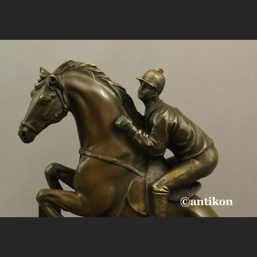 Dżokej na koniu rzeźba na prezent skoki końskie Dżokej na koniu rzeźba na prezent skoki końskie