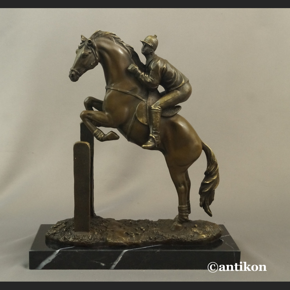 Dżokej na koniu rzeźba na prezent skoki końskie Dżokej na koniu rzeźba na prezent skoki końskie