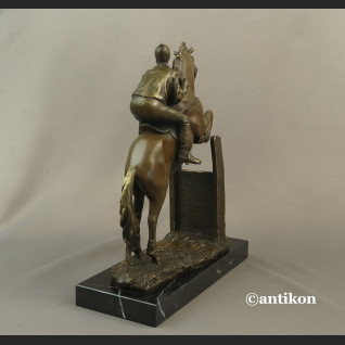 Dżokej na koniu rzeźba na prezent skoki końskie Dżokej na koniu rzeźba na prezent skoki końskie