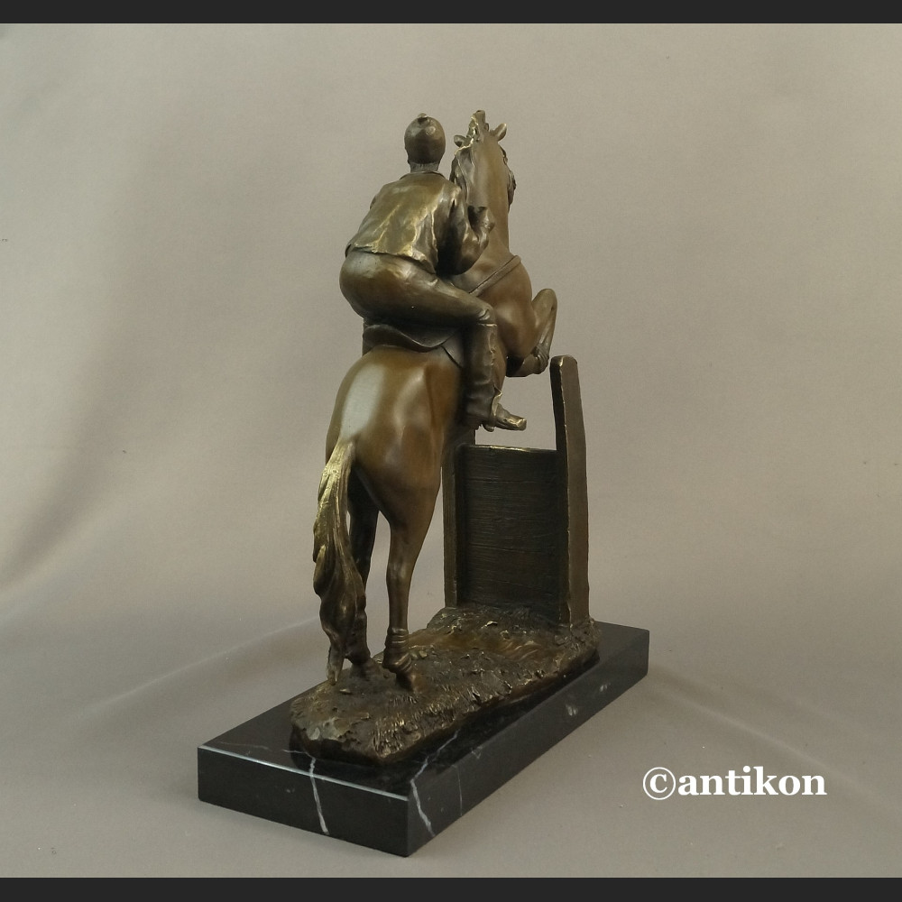 Dżokej na koniu rzeźba na prezent skoki końskie Dżokej na koniu rzeźba na prezent skoki końskie