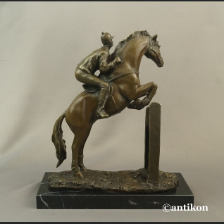 Dżokej na koniu rzeźba na prezent skoki końskie Dżokej na koniu rzeźba na prezent skoki końskie