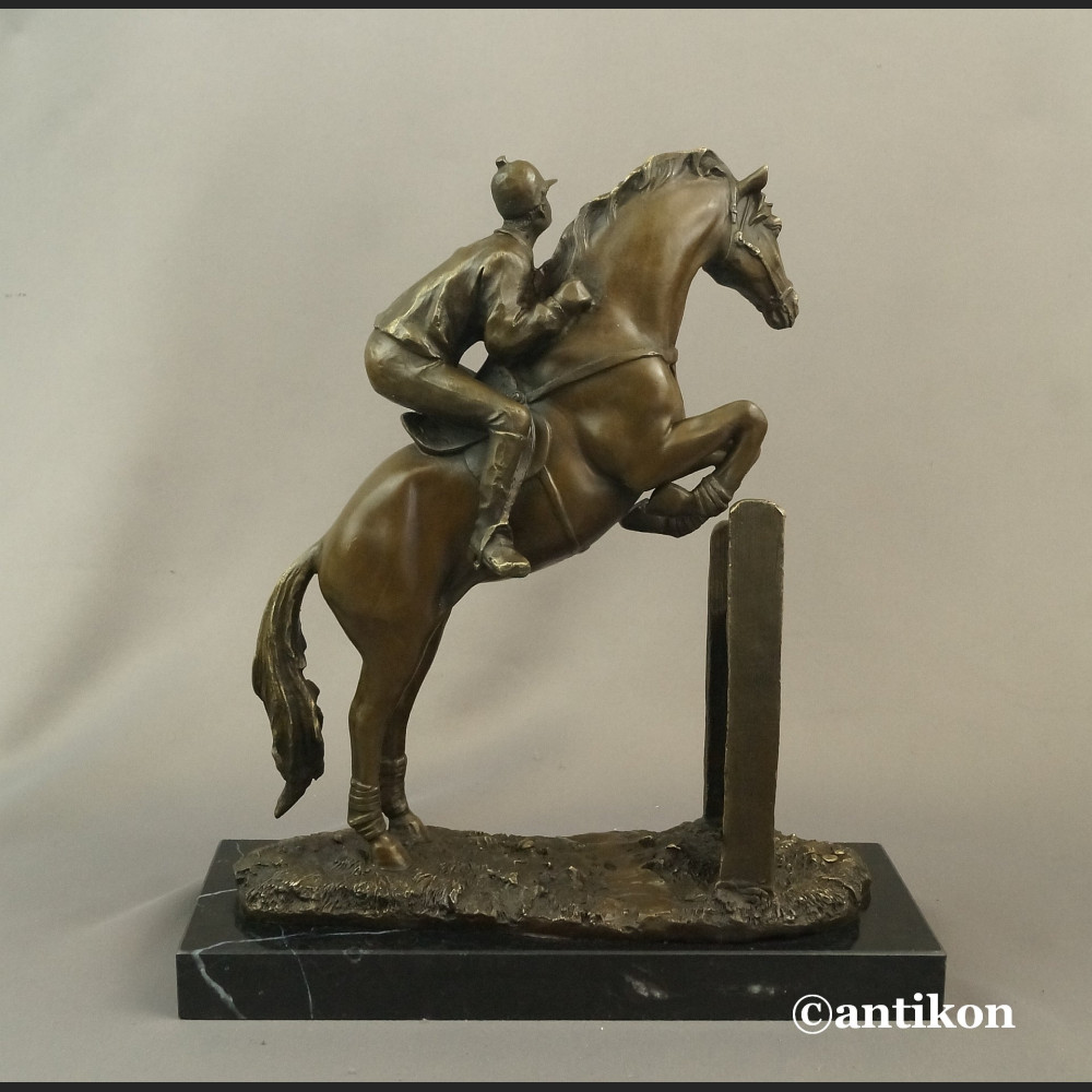 Dżokej na koniu rzeźba na prezent skoki końskie Dżokej na koniu rzeźba na prezent skoki końskie