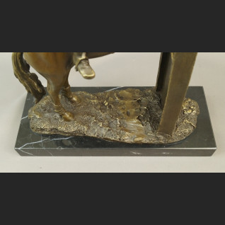 Dżokej na koniu rzeźba na prezent skoki końskie Dżokej na koniu rzeźba na prezent skoki końskie