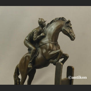 Dżokej na koniu rzeźba na prezent skoki końskie Dżokej na koniu rzeźba na prezent skoki końskie