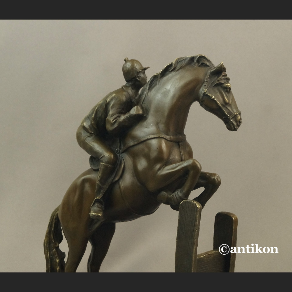 Dżokej na koniu rzeźba na prezent skoki końskie Dżokej na koniu rzeźba na prezent skoki końskie