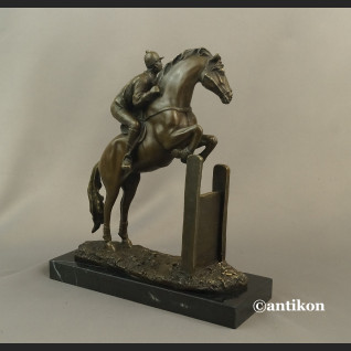 Dżokej na koniu rzeźba na prezent skoki końskie Dżokej na koniu rzeźba na prezent skoki końskie