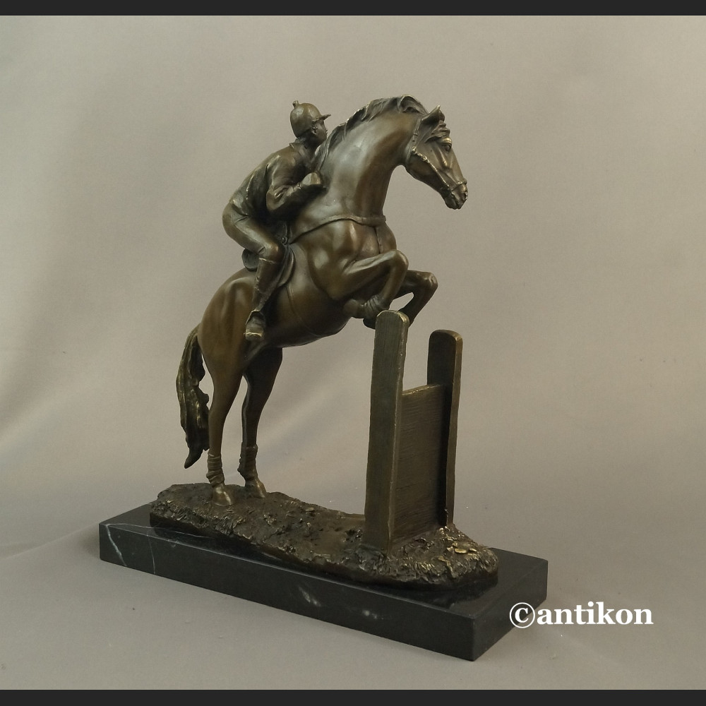 Dżokej na koniu rzeźba na prezent skoki końskie Dżokej na koniu rzeźba na prezent skoki końskie