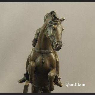 Dżokej na koniu rzeźba na prezent skoki końskie Dżokej na koniu rzeźba na prezent skoki końskie