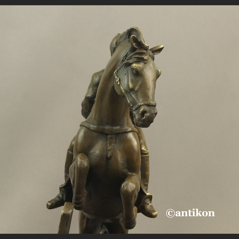 Dżokej na koniu rzeźba na prezent skoki końskie Dżokej na koniu rzeźba na prezent skoki końskie