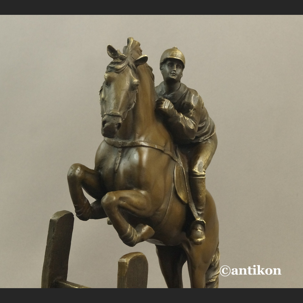 Dżokej na koniu rzeźba na prezent skoki końskie 