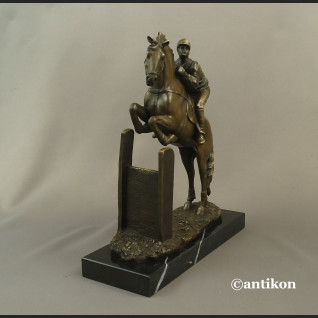 Dżokej na koniu rzeźba na prezent skoki końskie Dżokej na koniu rzeźba na prezent skoki końskie