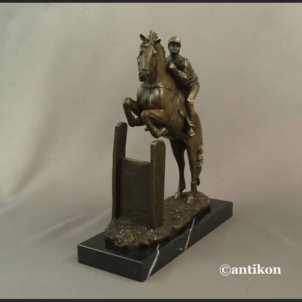 Dżokej na koniu rzeźba na prezent skoki końskie Dżokej na koniu rzeźba na prezent skoki końskie