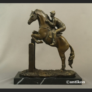 Dżokej na koniu rzeźba na prezent skoki końskie Dżokej na koniu rzeźba na prezent skoki końskie