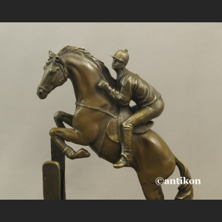 Dżokej na koniu rzeźba na prezent skoki końskie Dżokej na koniu rzeźba na prezent skoki końskie