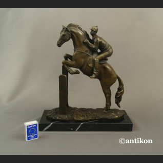 Dżokej na koniu rzeźba na prezent skoki końskie Dżokej na koniu rzeźba na prezent skoki końskie