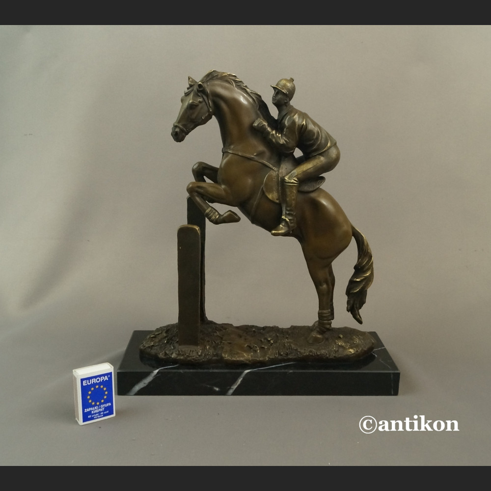 Dżokej na koniu rzeźba na prezent skoki końskie Dżokej na koniu rzeźba na prezent skoki końskie