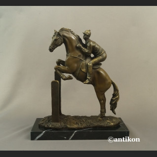 Dżokej na koniu rzeźba na prezent skoki końskie Dżokej na koniu rzeźba na prezent skoki końskie