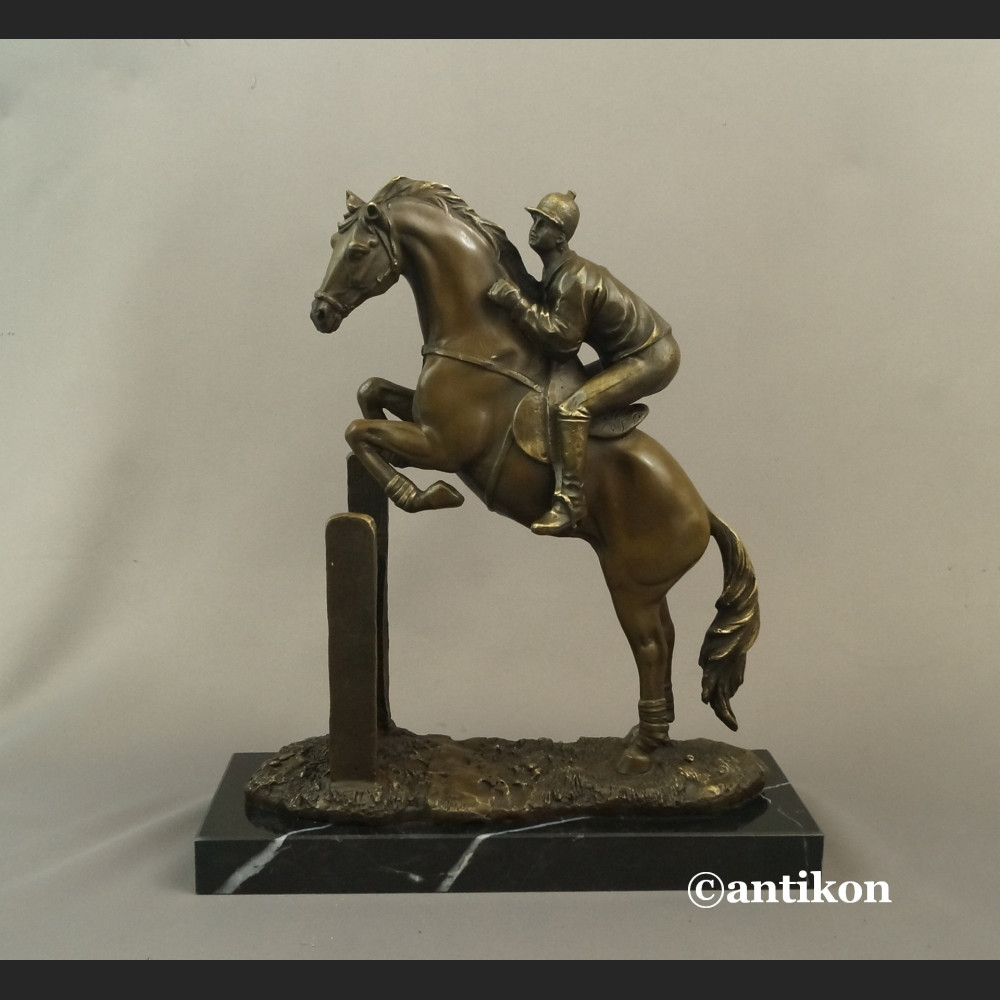 Dżokej na koniu rzeźba na prezent skoki końskie Dżokej na koniu rzeźba na prezent skoki końskie