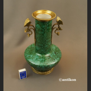 Salonowy wazon zielony z motylami  Salonowy wazon zielony z motylami