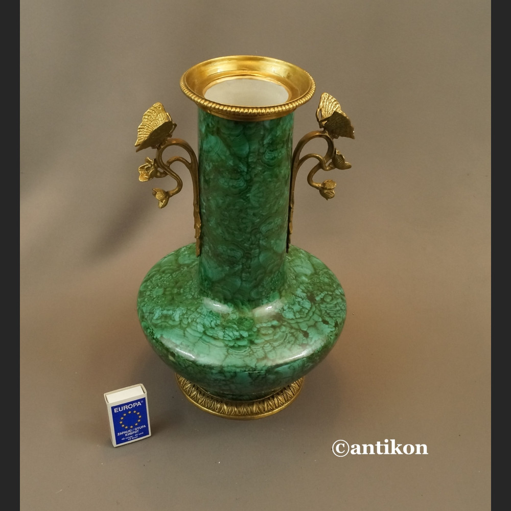 Salonowy wazon zielony z motylami  Salonowy wazon zielony z motylami