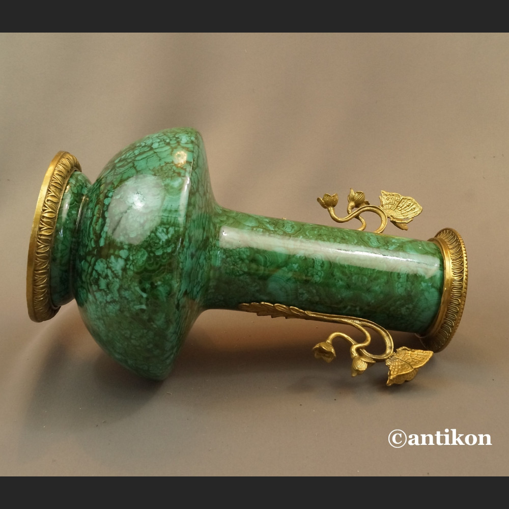 Salonowy wazon zielony z motylami  Salonowy wazon zielony z motylami