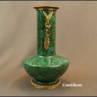 Salonowy wazon zielony z motylami  Salonowy wazon zielony z motylami