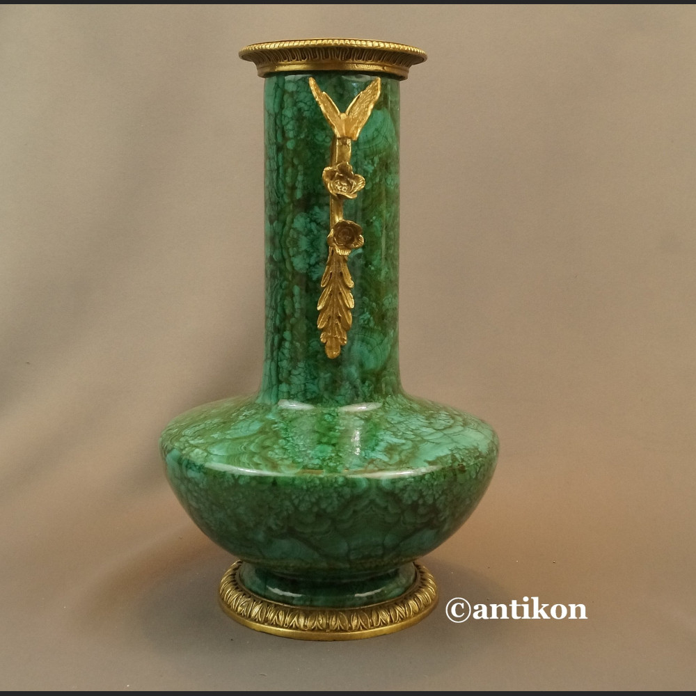 Salonowy wazon zielony z motylami  Salonowy wazon zielony z motylami