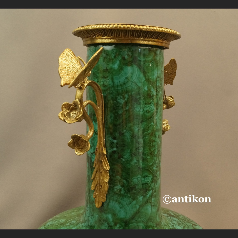 Salonowy wazon zielony z motylami  Salonowy wazon zielony z motylami