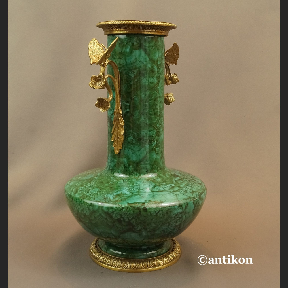 Salonowy wazon zielony z motylami  Salonowy wazon zielony z motylami