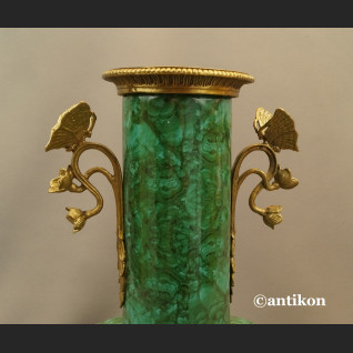 Salonowy wazon zielony z motylami  Salonowy wazon zielony z motylami