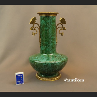 Salonowy wazon zielony z motylami  Salonowy wazon zielony z motylami