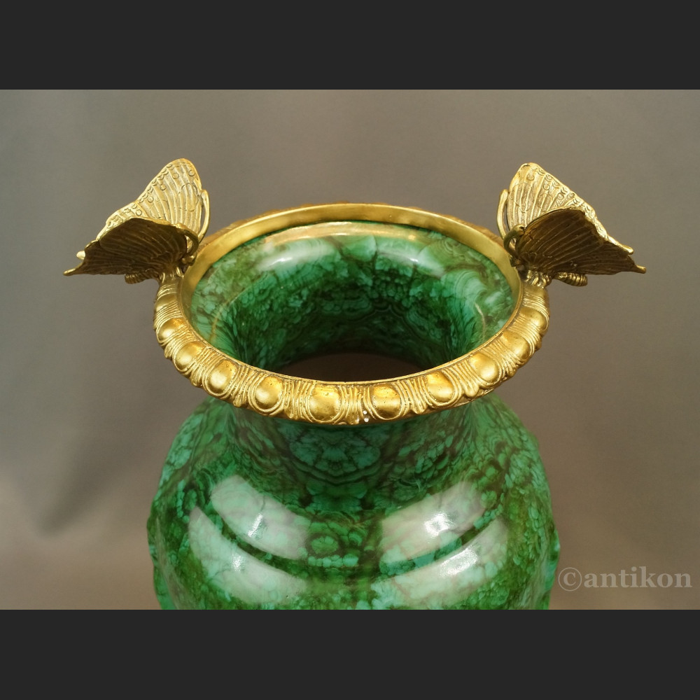 Zielony wazon wielki luksusowy z motylami 