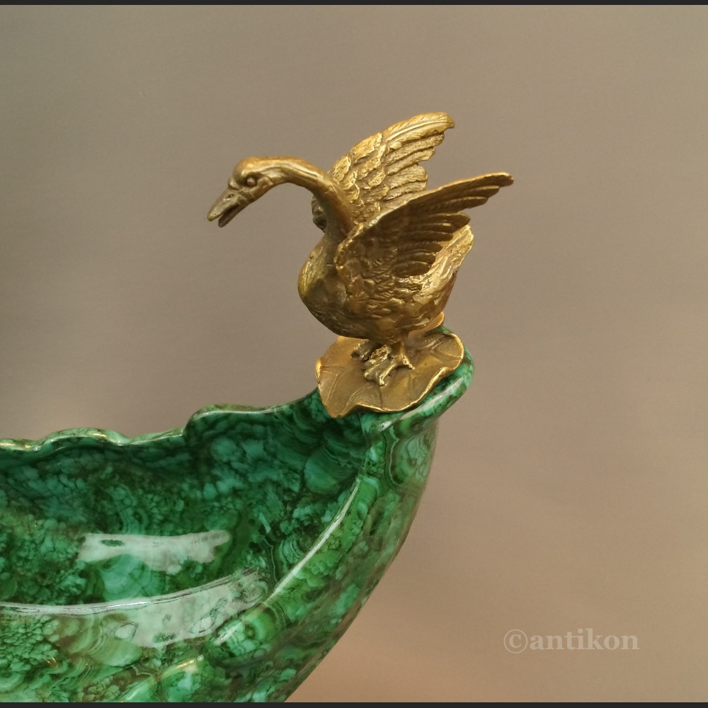 Patera zielona porcelanowa z dzikimi ptakami Patera zielona porcelanowa z dzikimi ptakami