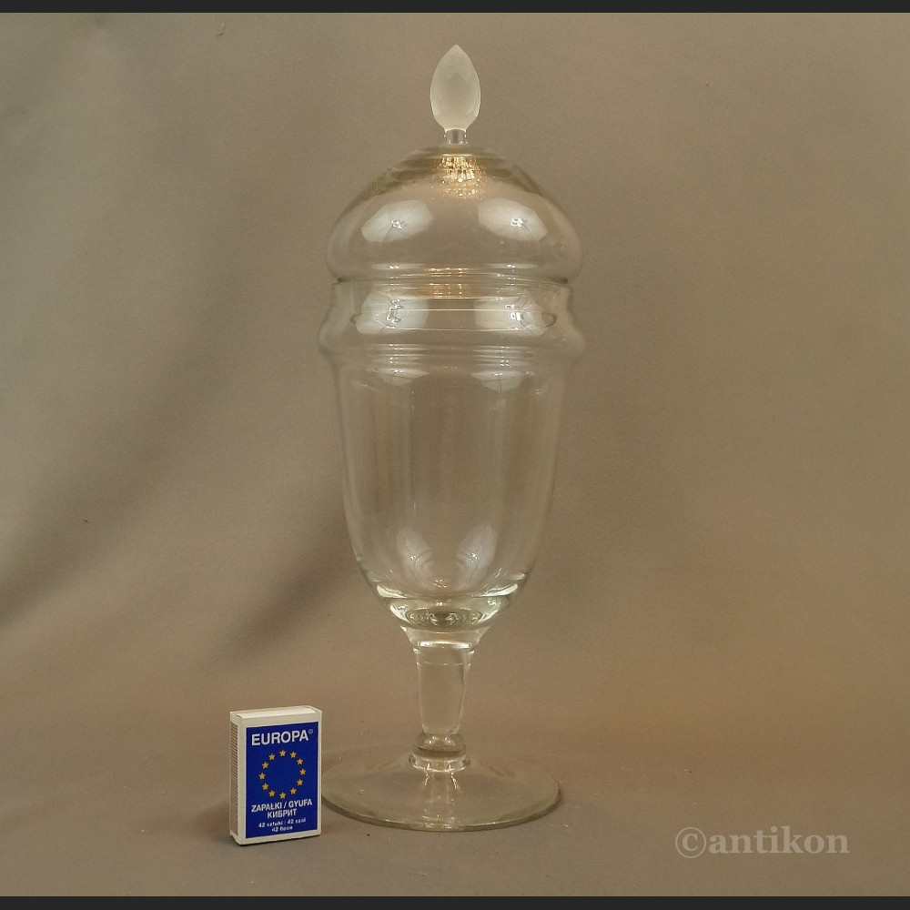 Szklana patera z kloszem do ciastek 