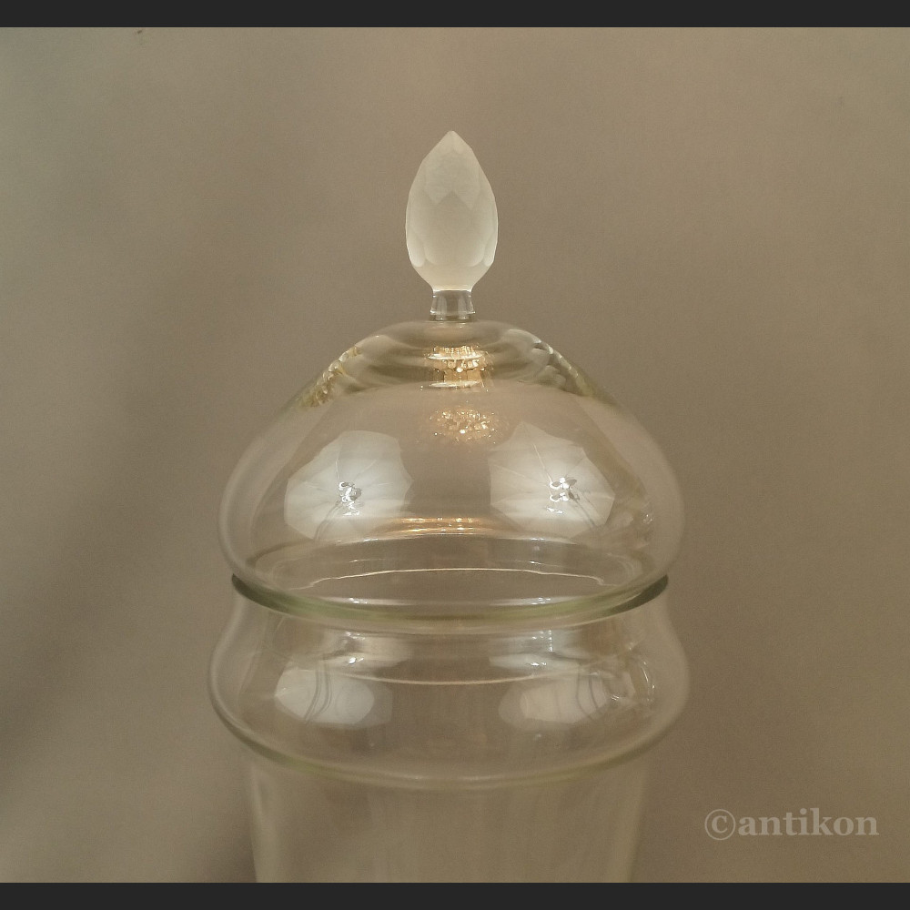 Szklana patera z kloszem do ciastek 