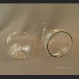 Szklana patera z kloszem do ciastek 