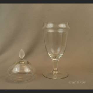 Szklana patera z kloszem do ciastek 