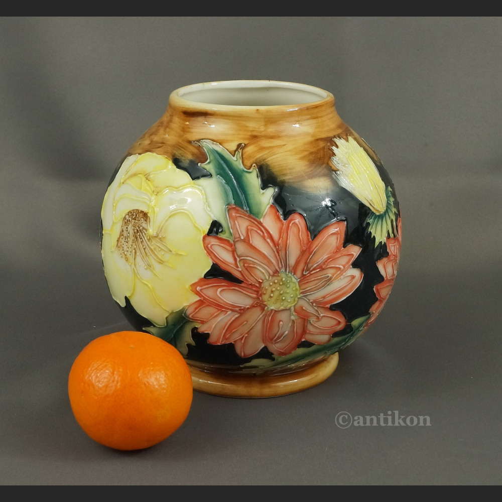 Pękaty wazon malowany w kwiaty 