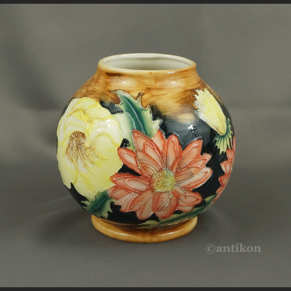 Pękaty wazon malowany w kwiaty 