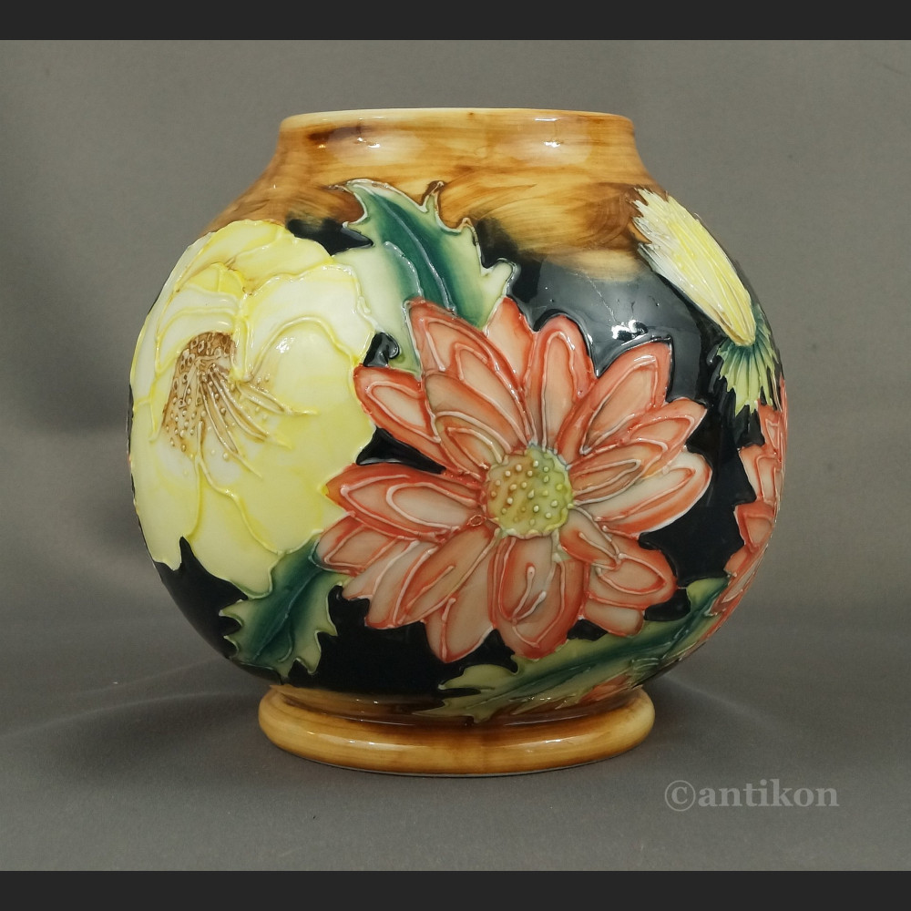 Pękaty wazon malowany w kwiaty 