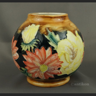 Pękaty wazon malowany w kwiaty 