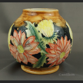 Pękaty wazon malowany w kwiaty 