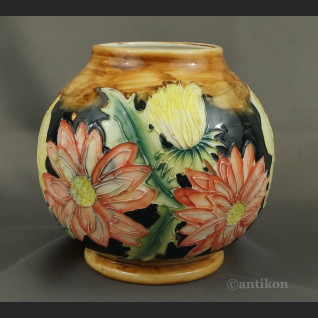 Pękaty wazon malowany w kwiaty 