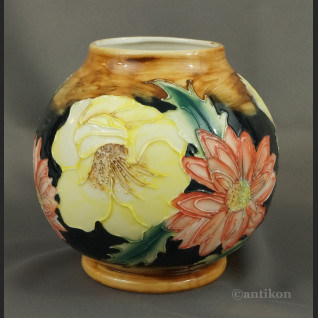 Pękaty wazon malowany w kwiaty 