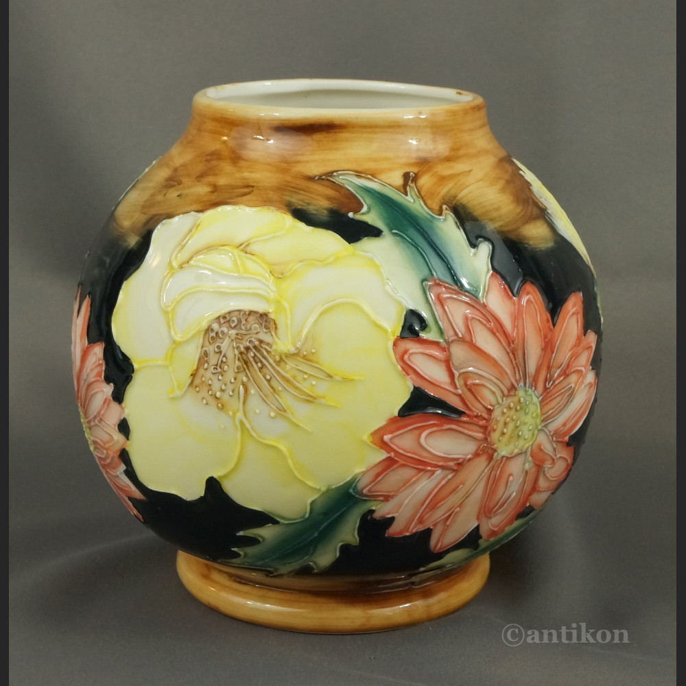 Pękaty wazon malowany w kwiaty 