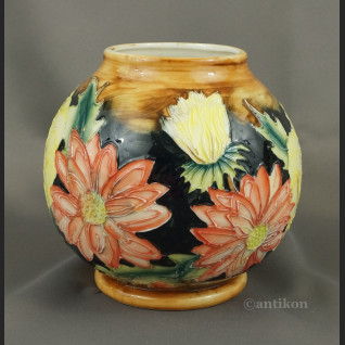 Pękaty wazon malowany w kwiaty 